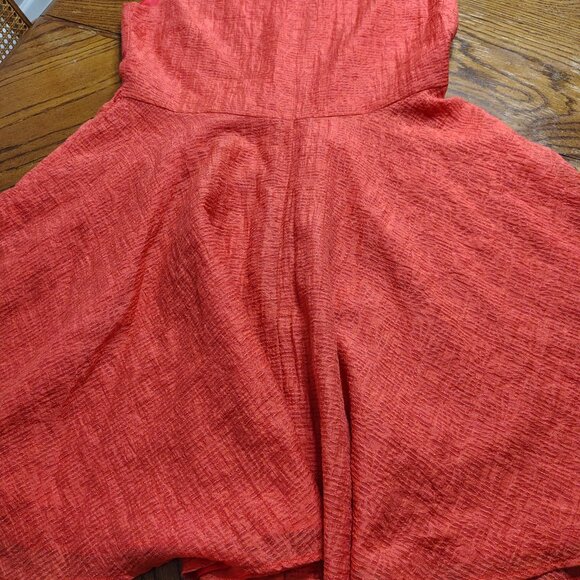 Sleevless Dress with Flowy Bottom - Picture 3 of 6